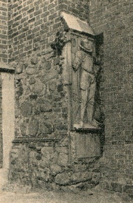 Grabstein des Ernst von Taur an der Evangelischen Kirche zu Raudten